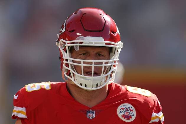 KANSAS CITY, MO - OCTOBER 15: Kansas City Chiefs offensive tackle Jordan Devey (65) before a week 6 NFL American Football Herren USA game between the Pittsburgh Steelers and Kansas City Chiefs on October 15, 2017 at Arrowhead Stadium in Kansas City, MO. The Steelers won 19-13. (Photo by Scott Winters Icon Sportswire) NFL: OCT 15 Steelers at Chiefs Icon171015166 EDITORIAL USE ONLY