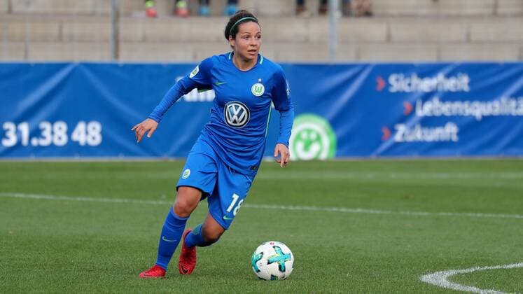 Vanessa Bernauer Wolfsburg 18 on the ball Spielzene Freisteller Full Body Single Action Action Football Allianz Women Bundesliga SC Freiburg VfL Wolfsburg xozx