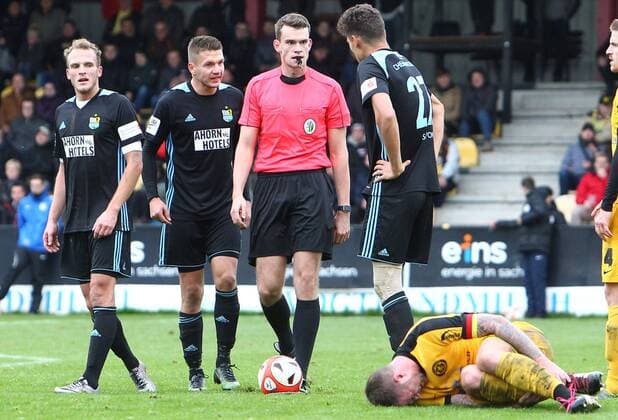 Auerbach 08 10 2017 VfB Stadion Soccer Round of 16 in the Wernesgrüner Sachsenpokal VfB Auerbach vs. Chemnitzer FC 2 1 1 0 Pictured here l Julius Reinhardt Chemnitz Daniel Frahn Chemnitz Referee Richard Hempel Myroslav Slavov Miroslav Chemnitz and Philipp Kötzsch Koetzsch 9 Auerbach on the ground