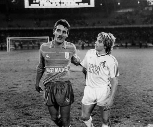 UEFA Cup 1984 85 2 Round 1 FC Köln Standard Liege 2 1 07 11 1984 Thomas Haessler Cologne re and Heinz Gruendel Liege li after the final whistle HM