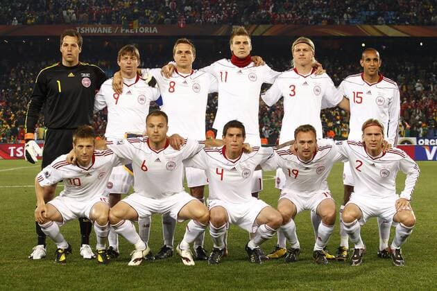 pretoria 19 06 2010 cameroon denmark elftalfoto denmark standing of thomas sorensen jon dahl tomasson jesper gronkjaer nicklas bendtner simon kjaer simon poulsen squatting v l n r martin jorgensen lars jacobsen danier agger dennis rommedahl christian poulsen cameroon denmark football world cup 2010 south africa