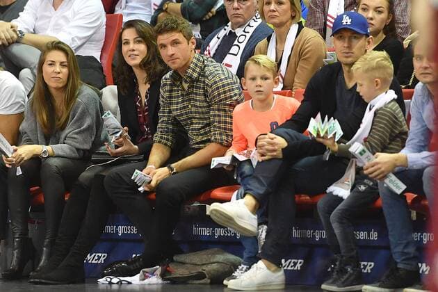 Thomas MUELLER MÜLLER Bayern Muenchen with wife Lisa Arjen ROBBEN Bayern Muenchen with his sons Basketball 1 Bundesliga Bayern Muenchen Brose Bamberg 77 68 am 19 11 2017 A U D I D O M E