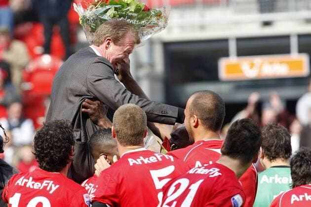 season 2008 2009 enschede eredivisie 03 05 2009 twente az steve mcclaren bop the shoulders after winning second place twente az football