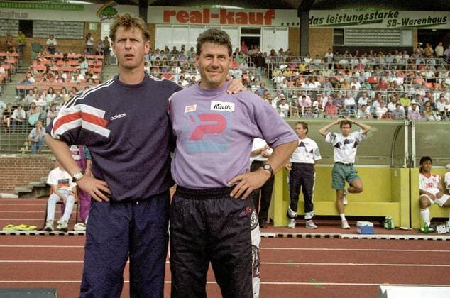 From 2 BL season 19921993 Hannover 96 White against VfL Wolfsburg 3 1 on 25 07 1992 in the Niedersachsenstadion to Hannover In the photo coach Eberhard Vogel of Han96 re and VfL WOB coach Uwe Erkenbrecher li