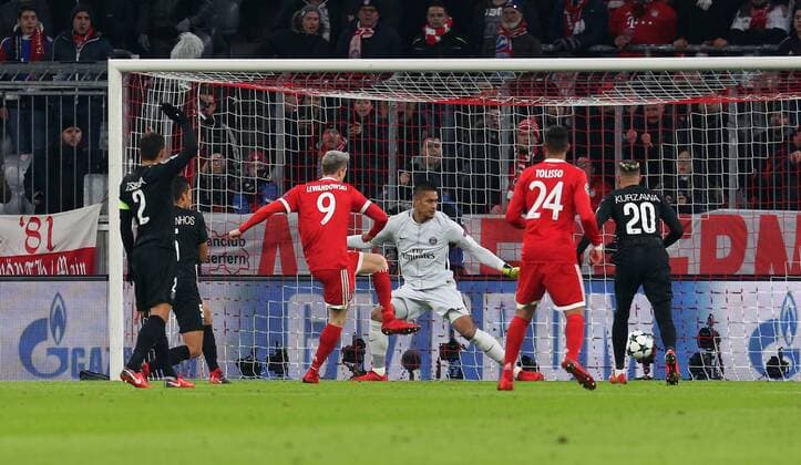 BAU 05 12 2017 Munich Football FC Bayern Munich vs Paris Saint Germain Goal to 1 0 by scorer Robert Lewandowski Bayern 3 v l