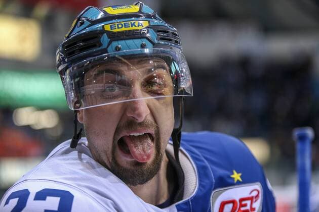DEL ERC Ingolstadt Grizzly Wolfsburg ice hockey season 2017 2018 Matt Pelech 23 ERCI with one blue eye Matt Pelech 23 ERCI got a puck in the face photo Stefan Bösl DEL ERC Ingolstadt Grizzly Wolfsburg ice hockey