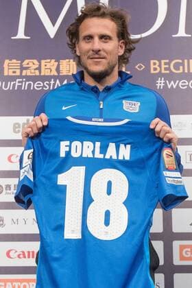 Uruguayan football player Diego Forlan attends the signing ceremony to join the Kitchee SC of the Hong Kong Premier League in Hong Kong, China, 12 January 2018. Uruguayan striker Diego Forlan signed his signing with the Kitchee club of Hong Kong professional soccer in 4 January 2018. At 38, the Uruguayan international will return to the courts with the Hong Kong team, which will play for the first time in its history the group stage of the Asian Champions League, from next February 13. Forlan did not play football since 2016, after completing his contract with Mumbai City, of India. The already legendary player of the Uruguayan national team Nationalteam has an impressive record. Among the individual titles that marked his career are the Best Player of the World Cup in South Africa-2010 and, with Villarreal and Atletico de Madrid, the prizes Pichichi 2005 and 2009, the top scorer of the Spanish League. Now he undertakes a new challenge by signing for the Hong Kong League champion. Former World Cup Golden Ball winner Diego Forlan signs for Kitchee SC pbu738358_06