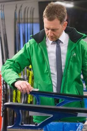 Michael Kretschmer Minister President of the free State of Saxony is trying on the preparation of the ski when visiting the competition venue in the wax truck of the German teams FIS cross-country skiing World Cup in Dresden xprx
