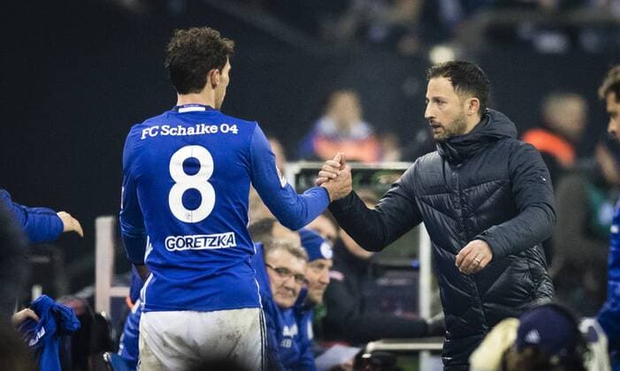 Gelsenkirchen 21 01 2018 coach Domenico Tedesco S04 thanks Leon Goretzka S04 FC Schalke 04 Hanover 96