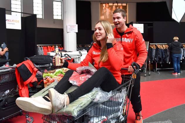 Bobpilot Johannes LOCHNER pushes snowboarder Carolin LACASANDILE shopping cart clothing of the German Olympic team for the Winter Olympics in PyeongChang 2018 on 22 01 2018 in Munich