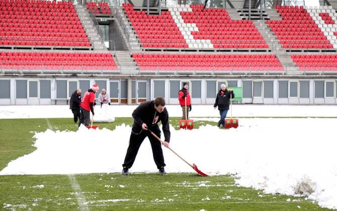 GER 3 League FC Rot Weiss Erfurt snow removal Stadium 22 01 2018 Erfurt Steigerwaldstadion arena Erfurt GER 3 Liga season 2017 2018 22 game day FC Rot Weiss Erfurt vs 1 FC Magdeburg in the image of the RWE has fans asked to help the volunteers with the snow removal in the stadium fight en by the masses of snow and transporting the snow slides from the square