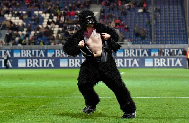 02 02 2018 xfux soccer 3 League SV Wehen Wiesbaden Karlsruher SC emspor v l Streaker storms into the monkey suit the playing field fan Wiesbaden