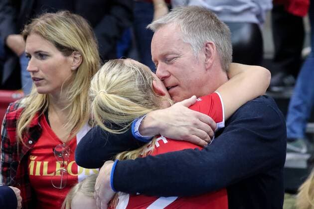 v li Emily Kerner DCadA 22 moderator embraces her father Johannes Baptist Kerner Johannes Kerner B jubilation after the final whistle win winner winning cheers joy of optimistic German Champion in the Indoor Hockey cheer 2018 indoor champion action action in the background left Britta Becker hockey KLAFS final four 2018 women s final the Club on the Alster Düsseldorfer HC xozx