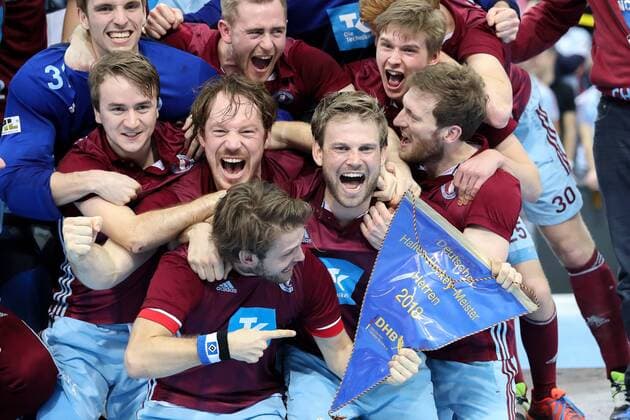 Player of the UHC Hamburg jubilation after the final whistle win winner winners cheer cheer joy optimistic action action front keep Jonas Fürste UHC 43 and Moritz Fürste UHC 21 the blue pennant in hand hockey KLAFS final four 2018 men s final of the Club s the UHC Hamburg Alster xozx