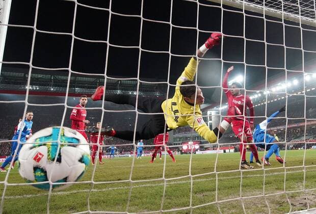 09 02 xjhx 2018 Football 2 Bundesliga 1 FC Kaiserslautern Holstein Kiel emspor v l Marius Mueller 1 FC Kaiserslautern Philipp Mewen 1 FC Kaiserslautern David Kinsombi Holstein Kiel novokuzneck goal goal 1 1 Kaiserslautern