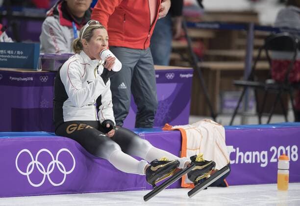 Claudia PECHSTEIN GER action 9 square sits on the gang and drinking from a bottle of Eisschnellaufen 3000 m the Women Ladies 3 000 m on 10 02 2018 Winter Olympics 2018 from 09 02 25 02 2018 in PyeongChang of South Korea