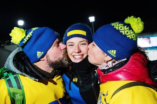 180215 Hanna Öberg center of Sweden gets kisses frpm her parents after winning the women s 15 km biathlon during day six of the 2018 Winter Olympics on February 15 2018 in Pyeongchang Photo Carl Sandin BILDBYRAN code CS 57999 295  Copyright: CARLxSANDIN BB180215CS085