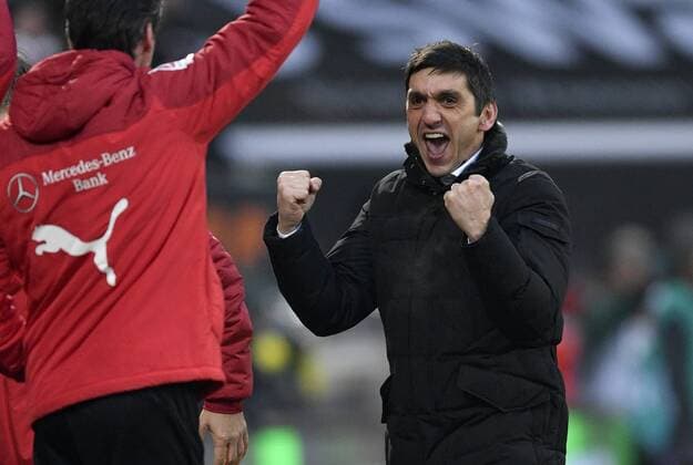 Final cheers when head coach coach coach Tayfun Korkut VfB Stuttgart FC Augsburg FCA vs VfB Stuttgart 18 02 2018 FCA FC Augsburg vs VfB Stuttgart