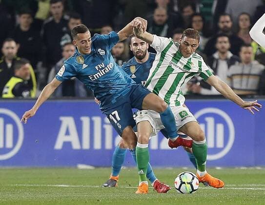 Bilder des Tages - SPORT Real Betis Joaquin Sanchez (R) vies for the ball with Real Madrid s Lucas Vazquez during the Spanish First Division League 24th round match between Real Betis and Real Madrid at the Benito Villamarin stadium in Seville, Andalusia, Spain, 18 February 2018. Betis vs. Real Madrid !ACHTUNG: NUR REDAKTIONELLE NUTZUNG!  Copyright: xJosexManuelxVidalx SEV005 20180218-636545885415119626