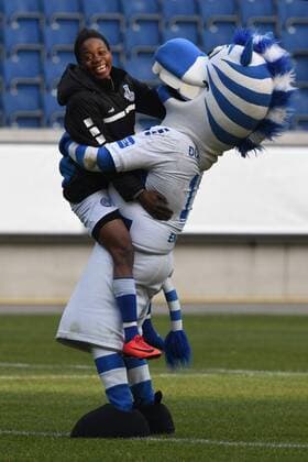 V l n r Genoveva Anonma is pleased with mascot Ennatz both MSV Duisburg via the victory 18 02 2018 football 1 Bundesliga MSV Duisburg vs. SC Freiburg Schauinsland travel arena DUIs Copyright: xEIBNER ThomasxThienelx EP_TTL