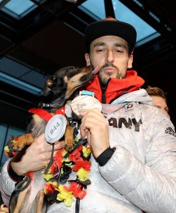 Germany Frankfurt am Main Airport 26 02 2018 Return from Team Germany 2018 Olympic Winter Games in Pyeongchang Image A pecking welcome to Tia for Dennis Endras Copyright: HMBxMedia xHeikoxBecker