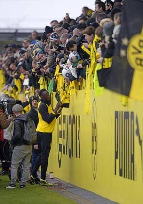 23 03 2018 Football 1 League 2017 2018 Borussia Dortmund Athletics star Usain Bolt Jamaica trains with the pros of Dortmund Afterwards he signs autographs for the fans