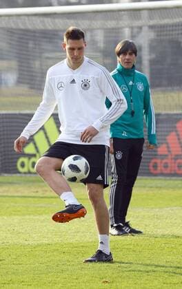 Niklas Süle Germany Germany with national coach Joachim Loew Germany Germany 25 03 2018 Training of the German National Olympic Stadium Berlin