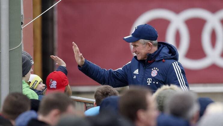 26 03 2018 Football 1 League 2017 2018 Bayern Munich Training at the Säbenerstrasse in Munich Coach Jupp Heynckes FC Bayern Munich is giving the fans at the fence autographs and a handshake for a small fan