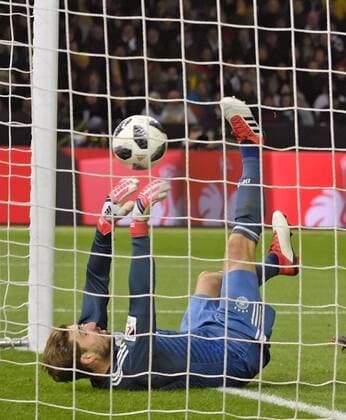 27 03 2018 Soccer International Friendlies Brazil Brazil in the Olympiastadion Berlin Goal to the 1 0 for Brazil header by Gabriel Jesus Brazil Goalkeeper Kevin Trapp li Germany can not fend off the ball lying on its back