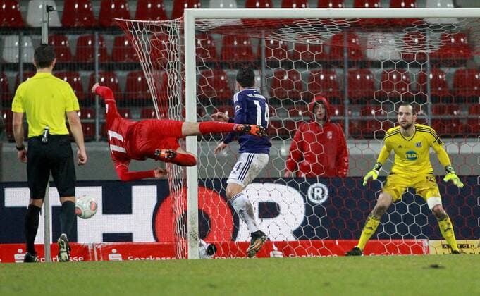 GER 3 Liga FC Rot Weiss Erfurt vs VFL Osnabrück 28 03 2018 Erfurt Steigerwaldstadion Arena Erfurt GER 3 League Season 2017 2018 27 Matchday Nachholspiel FC Rot Weiss Erfurt vs VFL Osnabrück pictured Nermin Crnkic Erfurt fails before the goal
