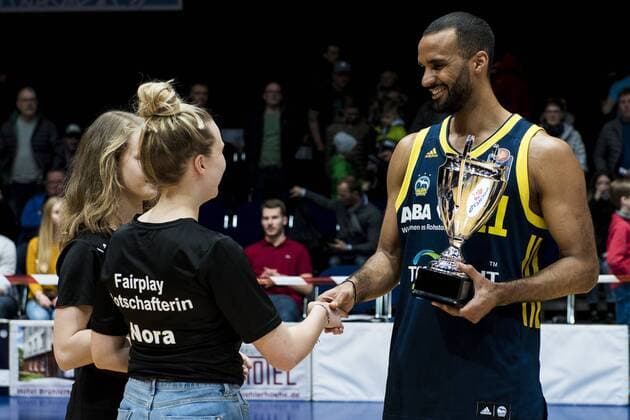 easyCredit BBL Main Round 18 Gameday Rockets ALBA Berlin Season 2017 2018 29 03 2018 Erfurt The Fair Play Cup goes to Akeem Vargas 11 ALBA Berlin after the main round match of the easyCredit BBL of the Rockets against ALBA Berlin on 29 March 2018 in the Messehalle Erfurt