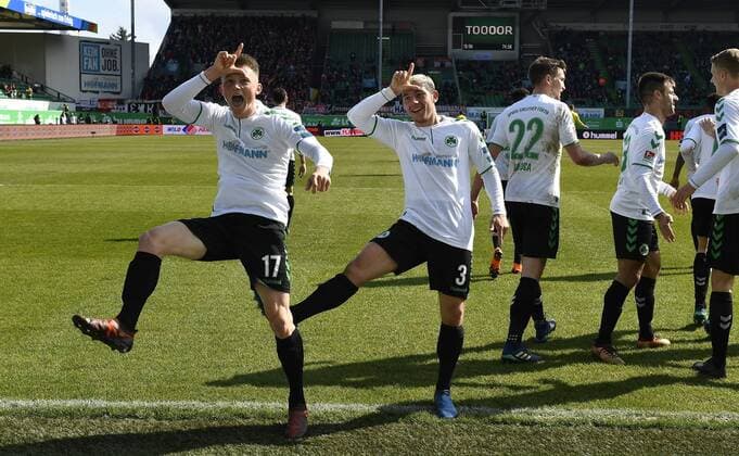 01 04 2018 Football Season 2017 2018 2 Football Bundesliga 28 Gameday SpVgg Greuther Fürth Cloverleaf FC Union Berlin Iron Mania Jubilation Freude nac Goal Goal Scorer to 2 1 by Fabian Reese 17 SpVgg Greuther Fürth Fabian Reese 17 SpVgg Greuther Fürth Maximilian Wittek 3 SpVgg Greuther Fürth