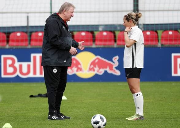 DFB Women National Team Training Leipzig 04 04 2018 RBL Training Center Football BR Germany GER Women National Team Training The women DFB selection trained before their World Cup qualifier on Saturday against the Czech Republic in the RB Leipzig training center In image v l national coach Horst Hrubesch GER and Anna Blässe Blaesse 14 GER
