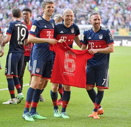 07 04 2018 Football 1 Bundesliga 2017 2018 29 Gameday FC Augsburg FC Bayern Munich in the WWK Arena Augsburg FC Bayern are celebrating after the 3 1 victory German Football Champion 2018 after the final whistle is celebrated in the curve v left Thomas Müller FC Bayern Munich Arjen Robben FC Bayern Munich Franck Ribery FC Bayern Munich with the Master T Shirt 6xMeister
