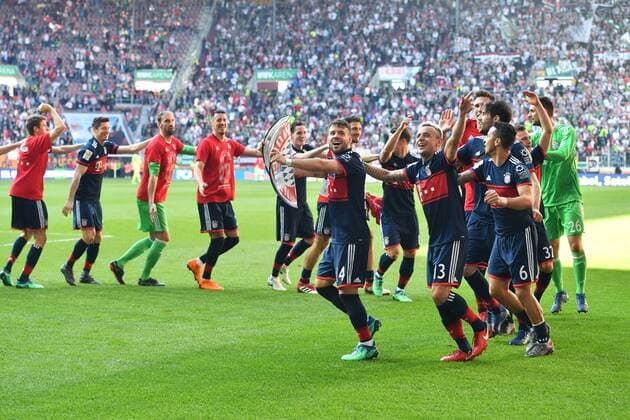 Juan BERNAT Bayern Munich with Papp Meisterschale Cup RAFINHA Bayern Munich Thiago ALCANTARA FCB Javi Javier MARTINEZ Bayern Munich Niklas SUELE Bayern Munich Corentin TOLISSO Bayern Munich Polonaise Joy Teamfight Team Team photo celebrates the 6 Championship in a row Cheers Joy Enthusiasm GERMAN MASTER 2018 Football 1 Bundesliga 29 Gameday FC Augsburg A Bayern Munich M 1 4 on 07 04 2018 in Augsburg Germany WWK ARENA