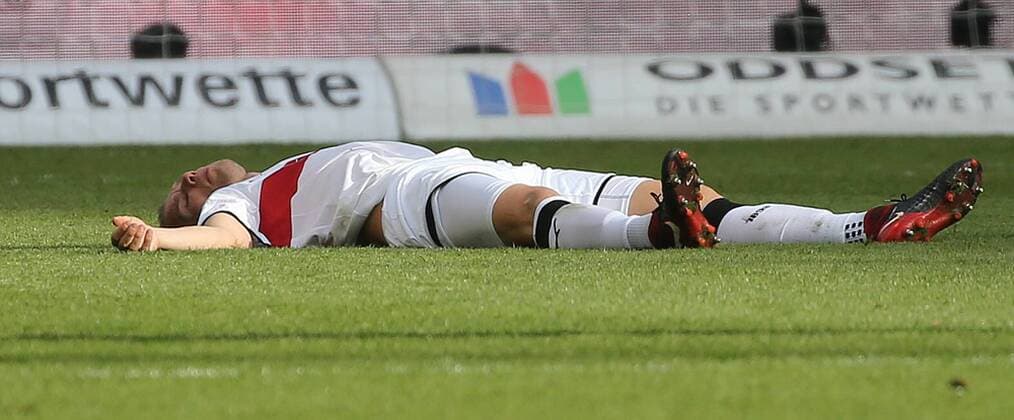 VfB Stuttgart Hannover 96 Germany Stuttgart 14 04 2018 Football Bundesliga Season 2017 2018 30 Matchday VfB Stuttgart Hannover 96 VfB Stuttgart Holger Badstuber VFB Stuttgart are down to earth