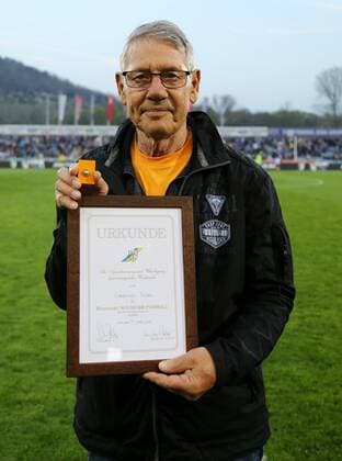GER 3 Liga FC Carl Zeiss Jena vs 1 FC Magdeburg 17 04 18 Jena Ernst Abbe Sportfeld GER 3 League Season 2017 2018 30 Matchday Match Carl Zeiss Jena vs 1 FC Magdeburg pictured Eberhard Vogel 75 is honored with the Goldener Fussball Award