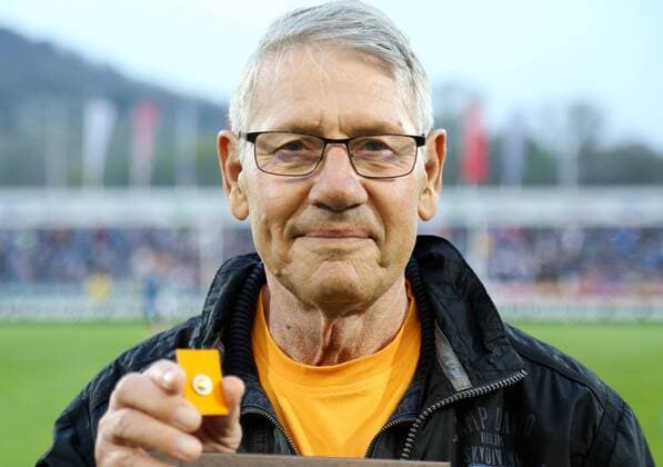 GER 3 Liga FC Carl Zeiss Jena vs 1 FC Magdeburg 17 04 18 Jena Ernst Abbe Sportfeld GER 3 League Season 2017 2018 30 Matchday Match Carl Zeiss Jena vs 1 FC Magdeburg pictured Eberhard Vogel 75 is honored with the Goldener Fussball Award