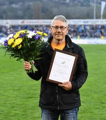 Soccer Mens Season 2017 2018 3 league 30 Matchday catch-up game Carl Zeiss Jena 1 FC Magdeburg Ex-Germany Eberhard Vogel received flowers and the Golden Needle of FC Carl Zeiss Jena 17 04 2018 at half-time on his 75th birthday Copyright: xMatthiasxKochx
