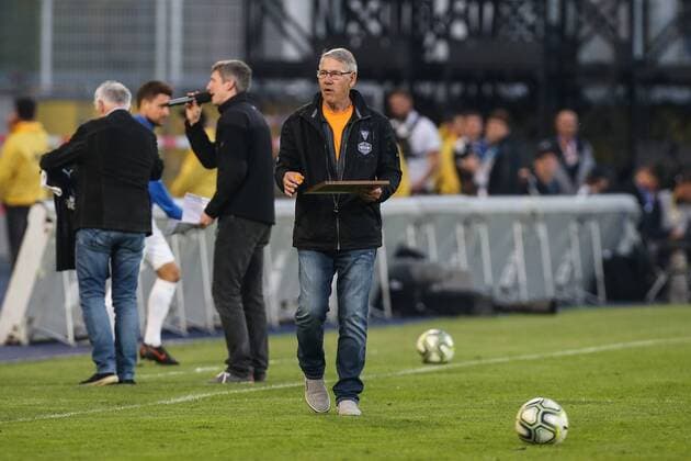 Eberhard Vogel GER Award for the 75th birthday in the half-time break 3 League Season 2017 2018 League match FC Carl Zeiss Jena vs. 1 FC Magdeburg at the Ernst Abbe sports field in Jena Germany Football Mann Maenner 17 04 2018