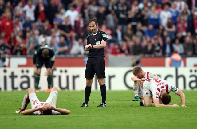 1 FC Köln FC Schalke 04 22 04 2018 Disappointed Cologne after the final whistle Front Jonas Hector Behind Dominique Heintz and Simon Terodde In the middle referee Marco Fritz HM