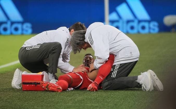 20180425 Champions League Bayern vs Real Madrid Allianz Arena Munich Football Sport im Bild Jerome Boateng FCB injured on the ground Dr Mueller Wohlfart is with him