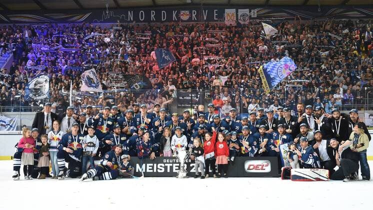 Hockey men DEL season 2017 18 finals for the German championship 7 Final game Red Bull Munich Eisbären Berlin cheering at the Munich after the third German championship in a row 26 04 18 Copyright: xMichaelxHundtx xMatthiasxKochx