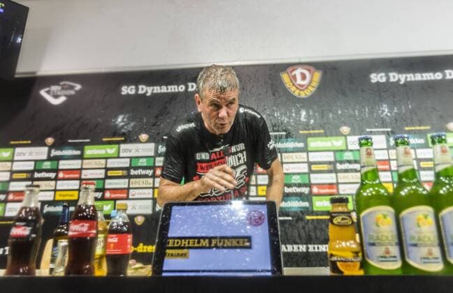 Football 2 Bundesliga Season 2017 2018 SG Dynamo Dresden 32 Matchday SG Dynamo Dresden Fortuna Dusseldorf 28 04 2018 DDV Stadion Dresden Dusseldorf coach Friedhelm Funkel after the beer shower of his players after the promotion to the Bundesliga during the press conference RM001