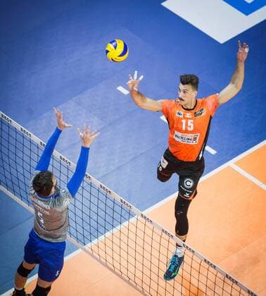 Berlin Germany 29 04 2018 Russell Kyle BR Volleys 15 against the block from David Sossenheimer Friedrichshafen 5 in the Playoff Final Game 2 of the Volleyball Bundesliga between Berlin Recycling Volleys and VfB Friedrichshafen