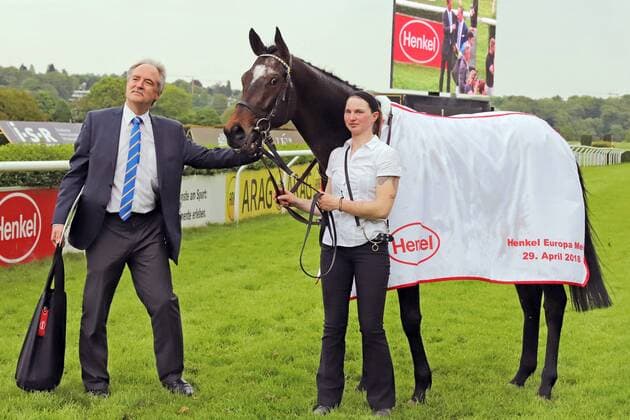 29 04 2018 Duesseldorf North Rhine Westphalia GER Wonnemond with owner Klaus Wilhelm after the victory Galopprennbahn Duesseldorf Grafenberg horse Wonnemond victory owner Wilhelm 180429S954DUESSELDORF JPG