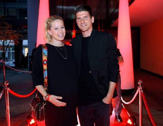 BAU 05 05 2018 Stuttgart Football VfB Stuttgart Celebration in the Amici Mario Gomez and his wife Carina