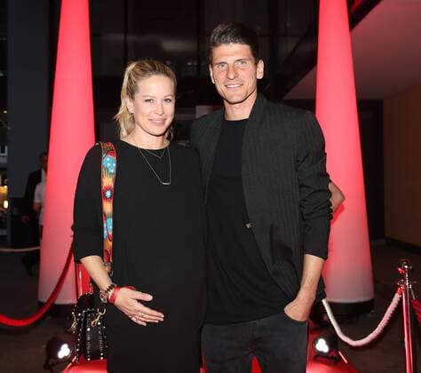 VFB Stuttgart Season finale 05 05 2018 Germany Stuttgart Football Bundesliga Season 2017 2018 VFB Stuttgart Season finale in the restaurant AMICI Stuttgart Mario Gomez with wife Carina Photo Herbert Rudel