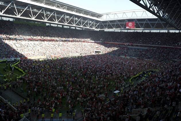 Fortuna Duesseldorf Germany 06 05 2018 2 Bundesliga 33 Matchday Fortuna Duesseldorf Holstein Kiel Fans storm the lawn DeFodi053