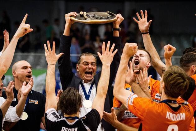 Jubilee Stelian Moculescu coach Berlin and the bowl Volleyball Bundesliga final men VfB Friedrichshafen vs Berlin Recycling Volleys ZF Arena Friedrichshafen 20180510 Volleyball Bundesliga final men VfB Friedrichshafen vs Berlin Recycling Volleys ZF Arena Friedrichshafen 20180510 Copyright: xWuechnerx xEibner-Pressefotox EP_nwr